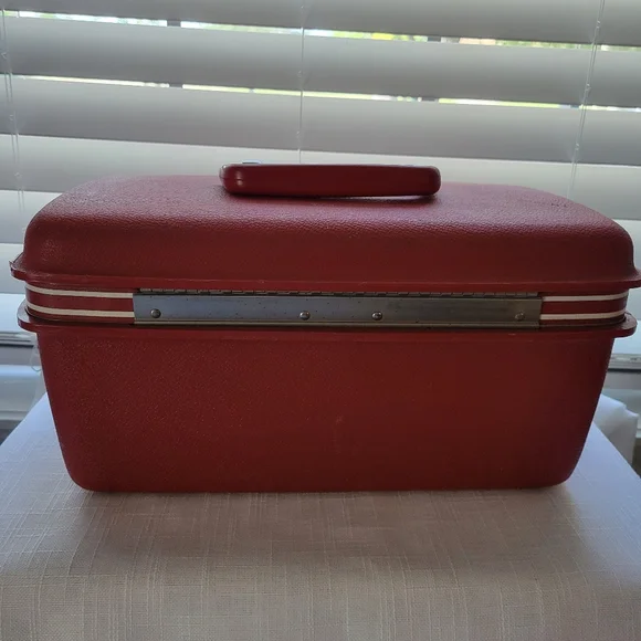 Vintage Red Travel Case - Picture 8 of 13